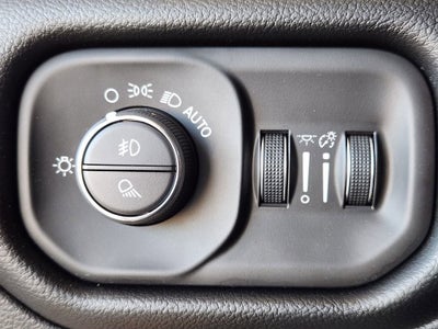 2020 RAM 1500 Laramie Crew Cab 4x4 5'7" Box