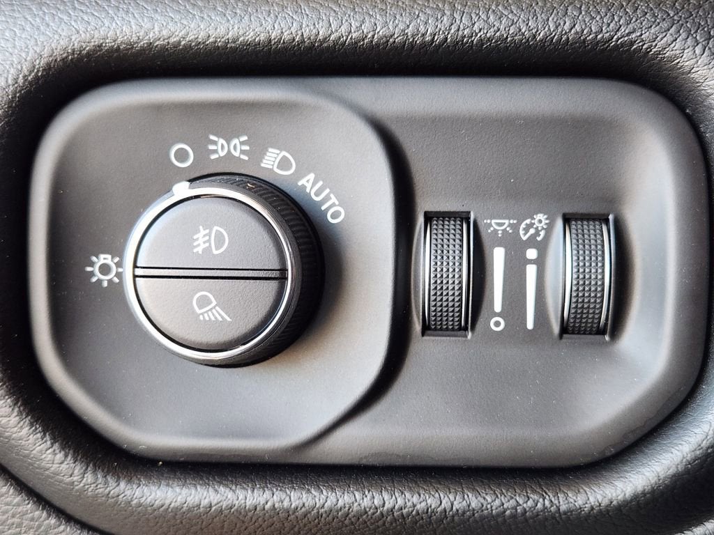 2020 RAM 1500 Laramie Crew Cab 4x4 5'7" Box